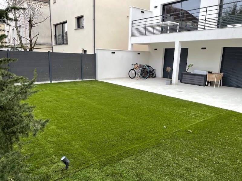 Pose de gazon synthétique dans jardin à proximité de Lissieu vers Anse -  Massé Environnement